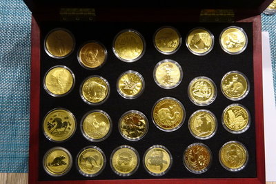 Gold 24 x 1oz weltweit Sammlung in Holzschatulle mit Rindslederbezug und 24Karat Vergoldung.JPG