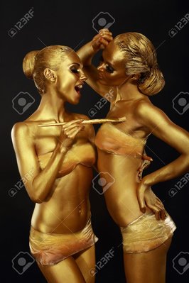 19381004-Gilt-Zwei-Lustige-Frauen-mit-Paintbrush-Futuristisch-Glossy-Gold-Make-up-Lizenzfreie-Bilder.jpg